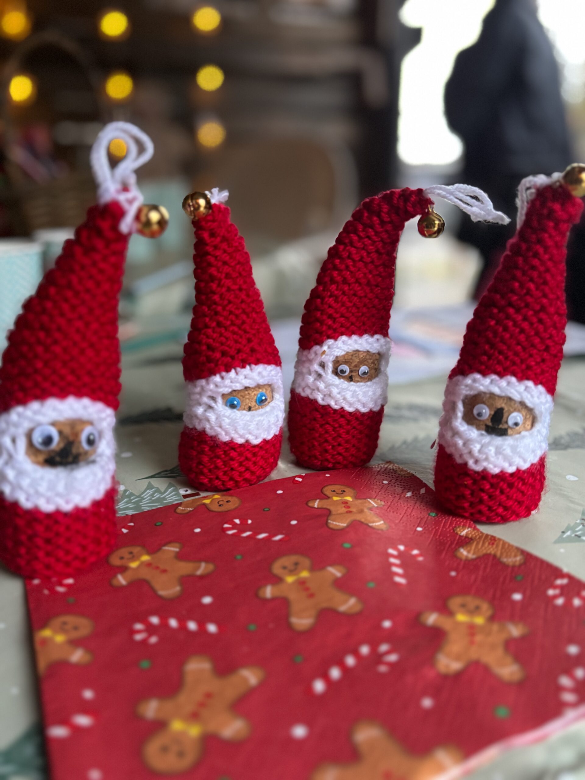 Atelier de Noël à la ferme Museaux et sabots- Création d'un père noël à suspendre