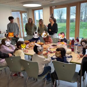 Goûter partagé par des enfants après une séance de médiation animale organisée par des étudiants dans le cadre d’un projet citoyen.
