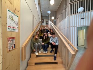 Des étudiants organisent une séance de médiation animale pour offrir un moment de joie à des enfants dans le cadre de leur projet citoyen en Haut de France